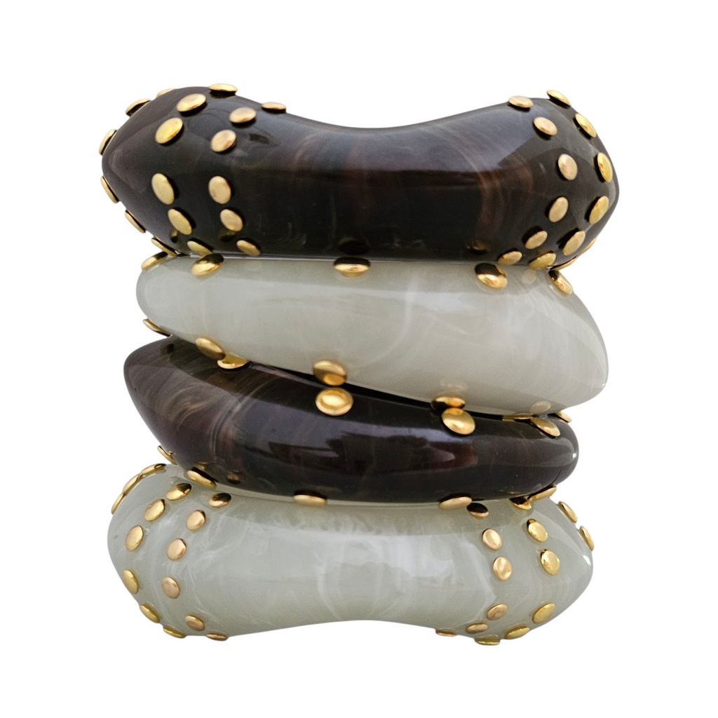 Bracelete Ondulado Tachas Douradas