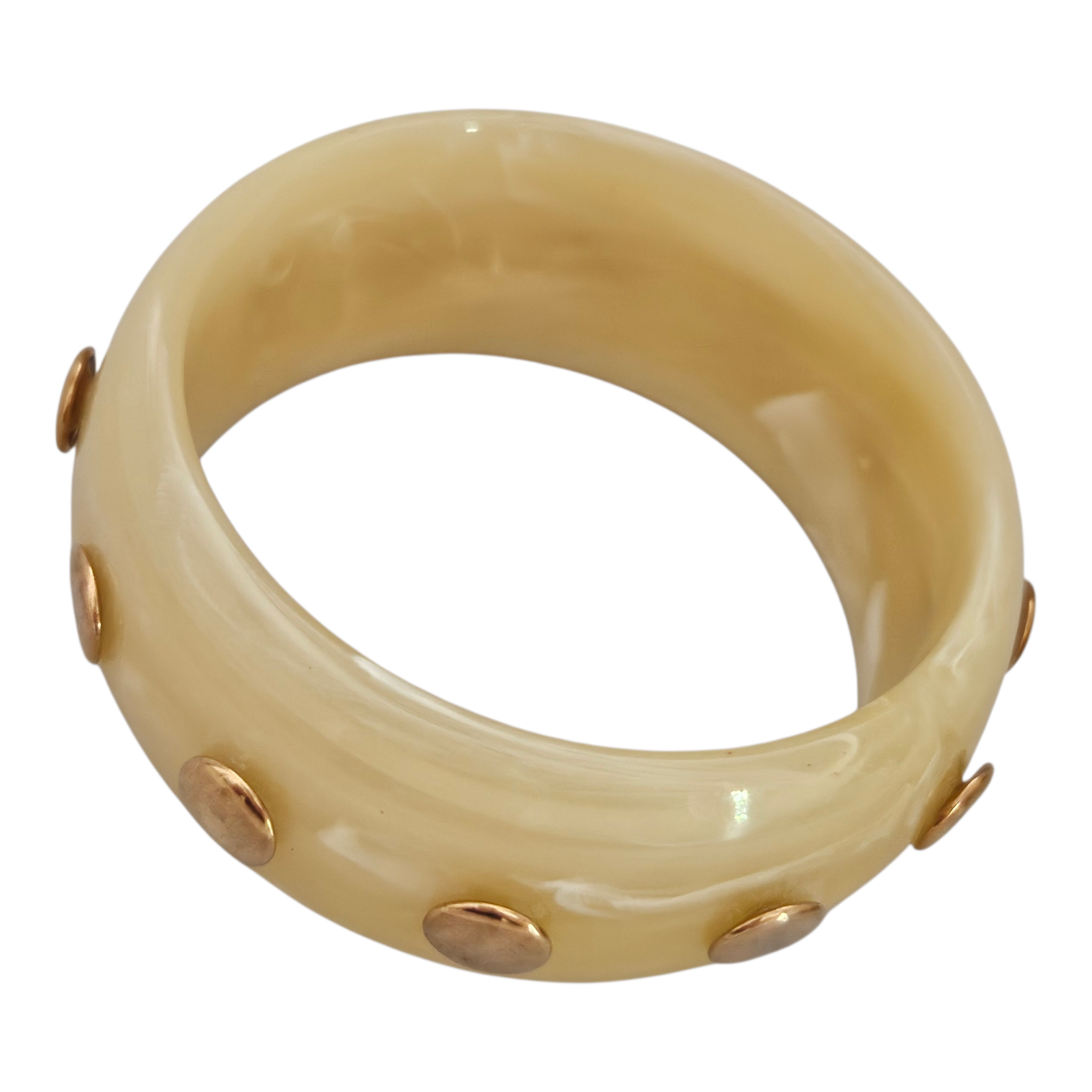 Bracelete Resina Bege Tachas Dourada