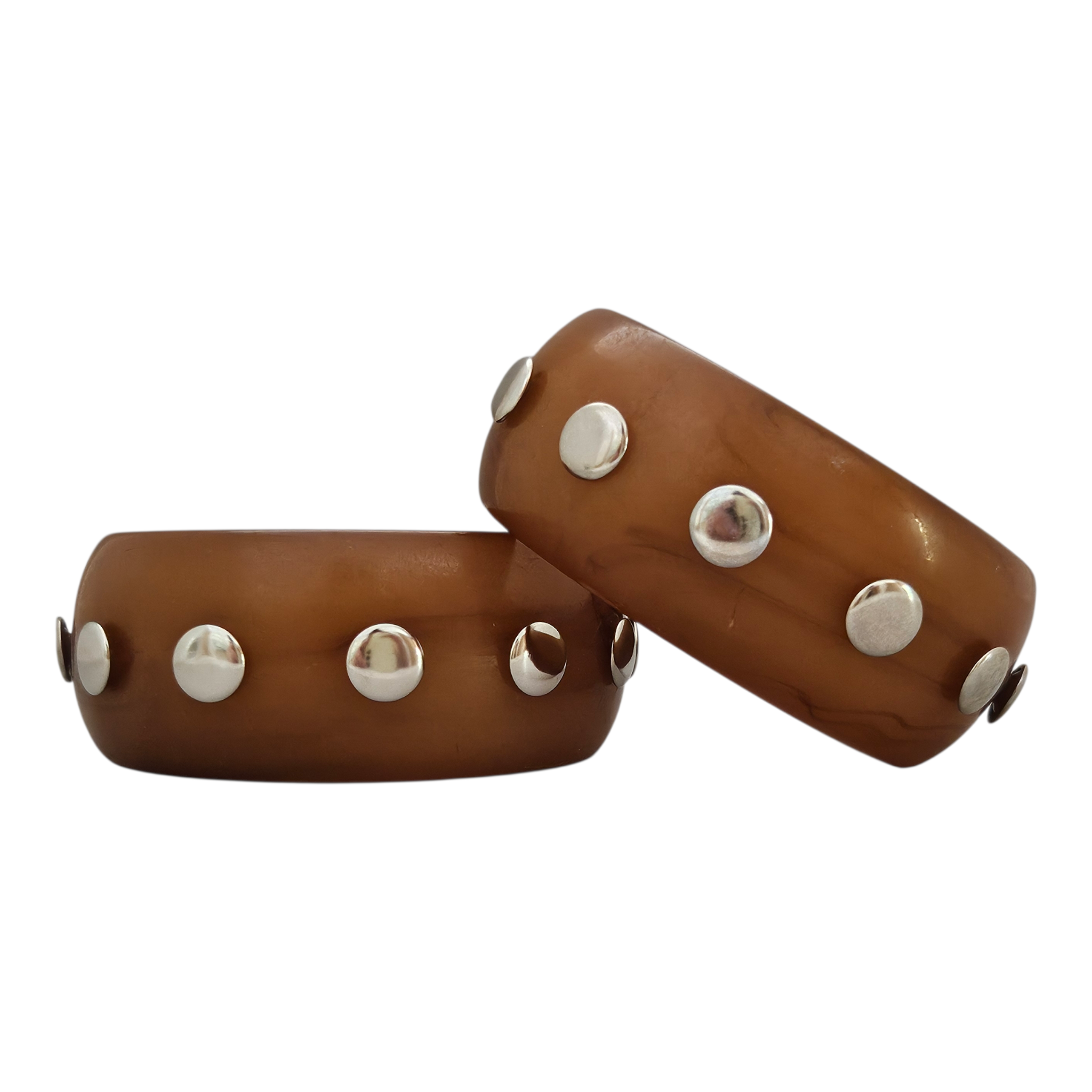 Bracelete Resina Marrom Tachas Prata
