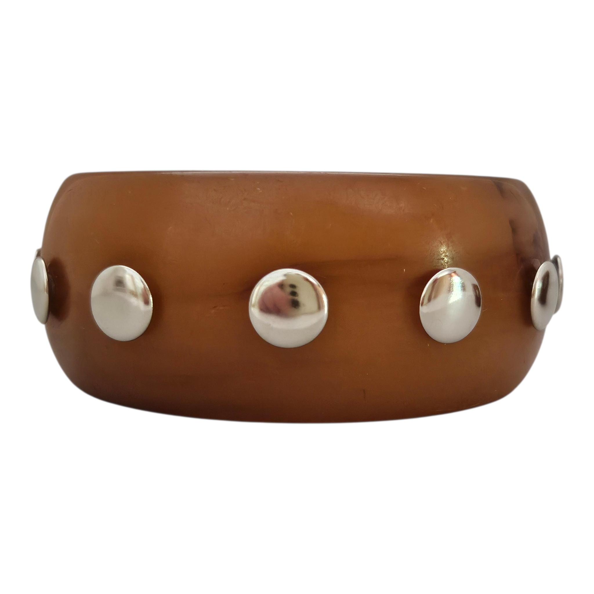 Bracelete Resina Marrom Tachas Prata