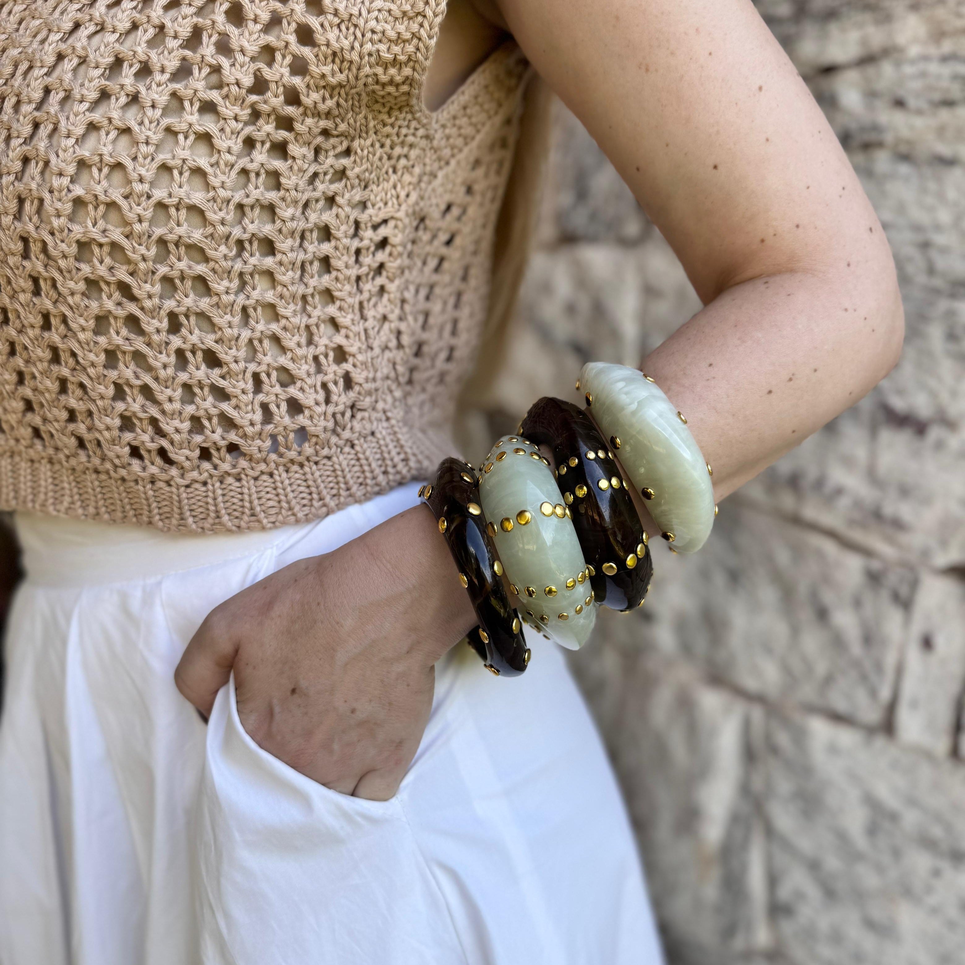 Bracelete Ondulado Tachas Douradas