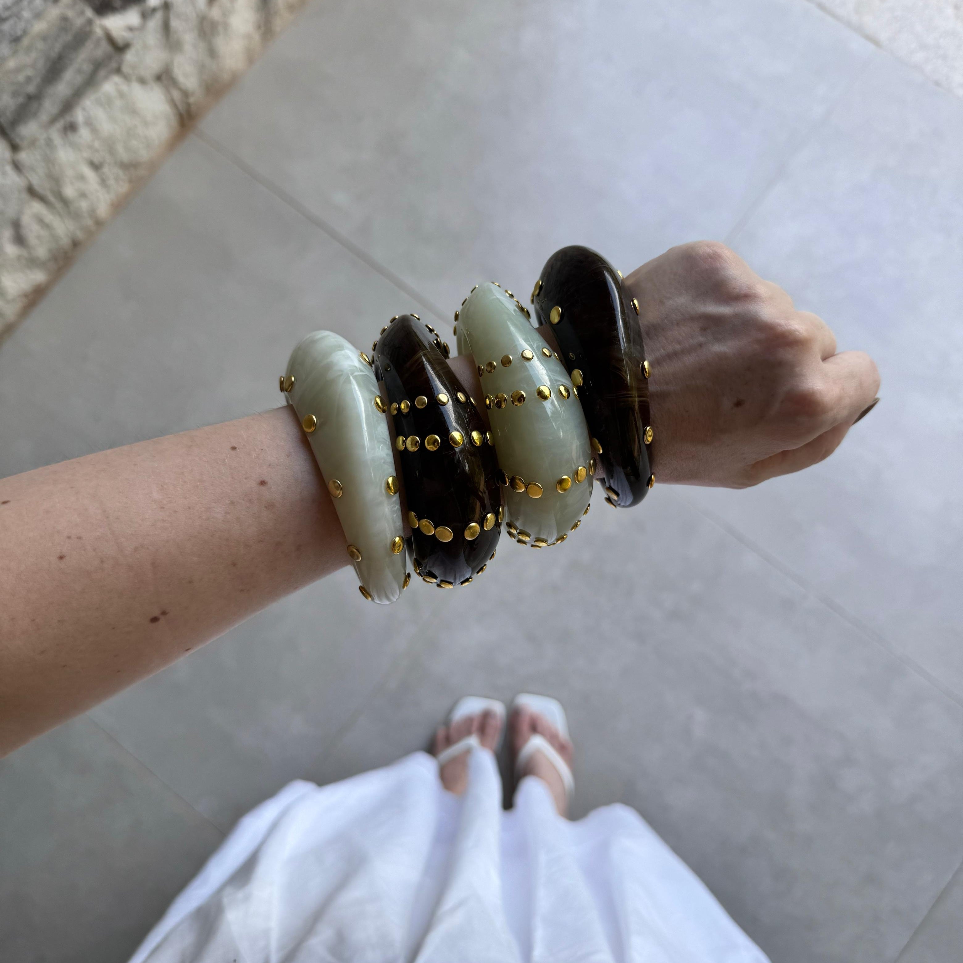 Bracelete Orgânico Tachas Douradas
