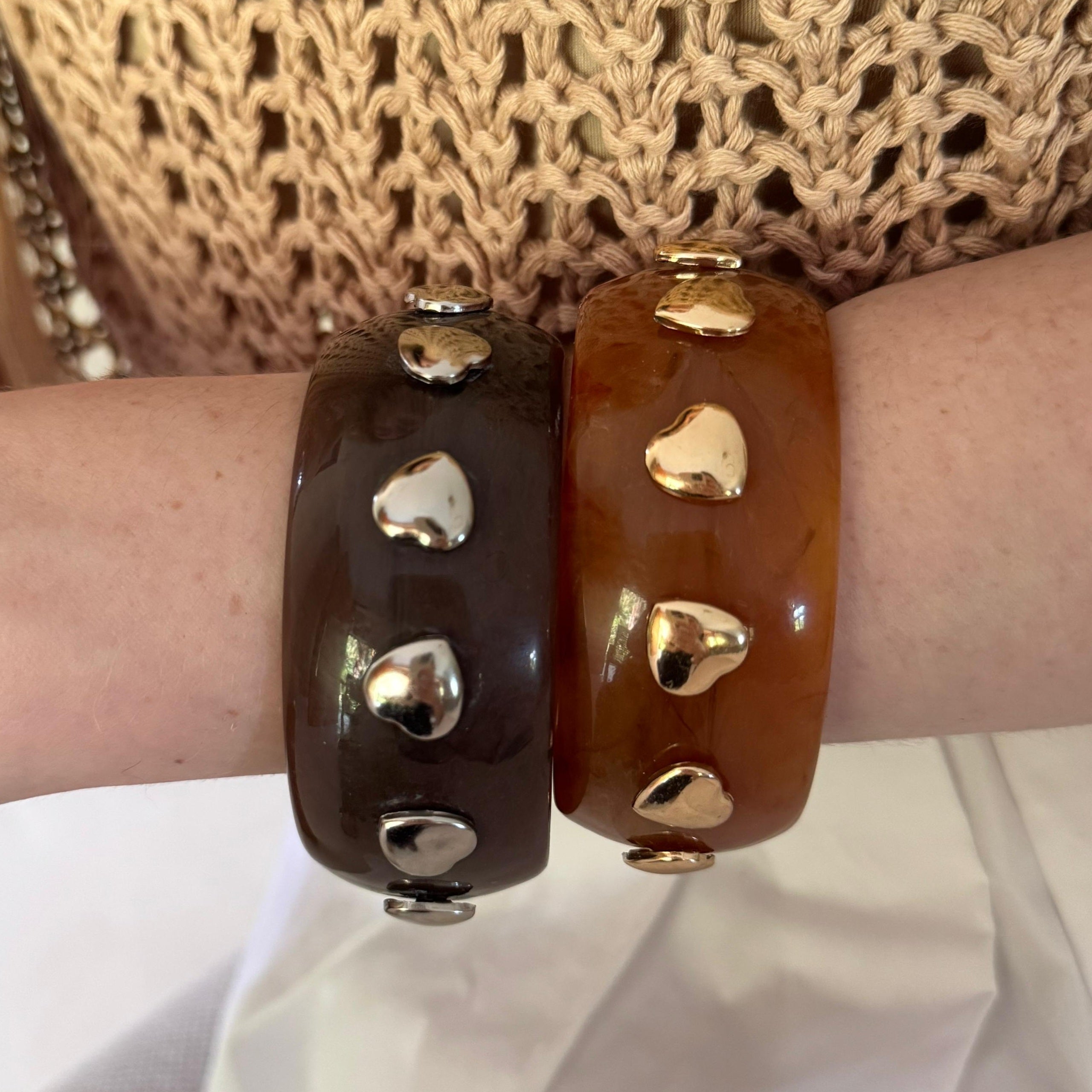 Bracelete Resina Tachas Coração