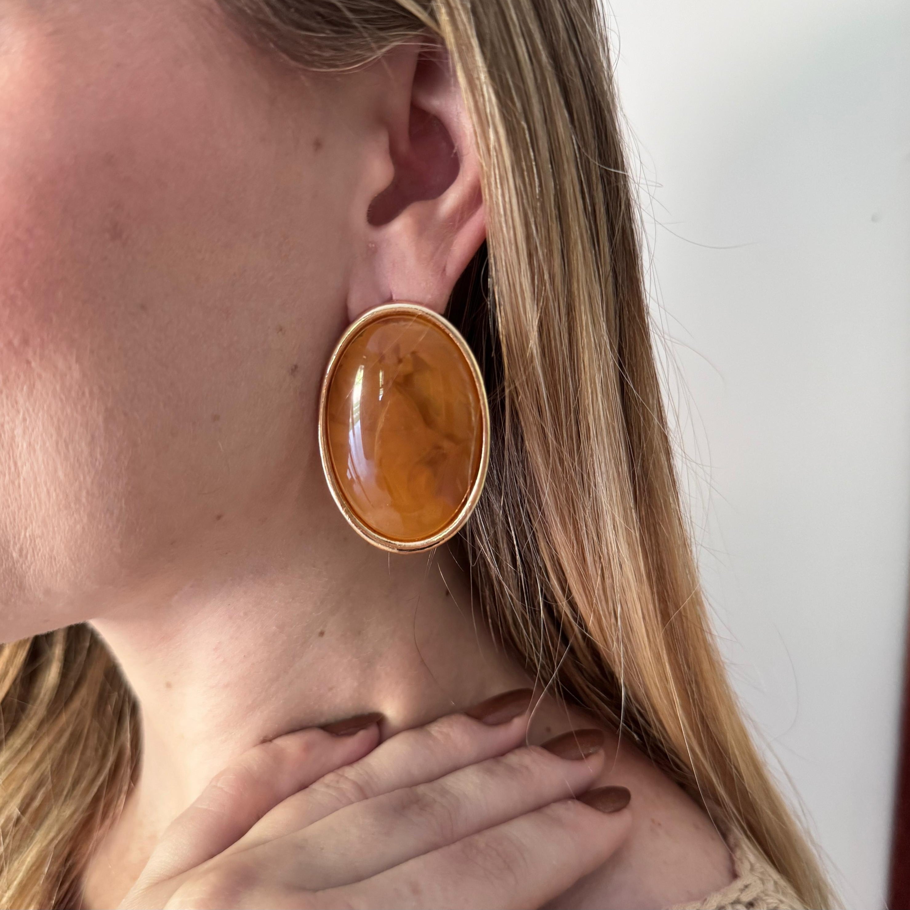 Brinco Oval Resina Camel